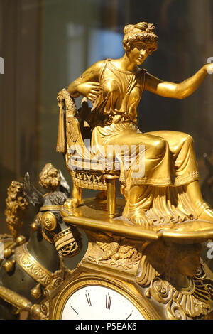 N/A. Anglais : Exposition dans le Museo Nacional de Artes Decorativas, Madrid, Espagne. Ces œuvres sont dans le parce que les artistes sont morts il y a plus de 100 ans. La photographie était permise dans le musée sans restriction. 10 octobre 2014, 07:07:19. Daderot horloge de bureau 440, peut-être par Bachelard, France, 1800-1825,AD VUE 2 - Museo Nacional de Artes Decorativas - Madrid, Espagne - DSC08333 Banque D'Images