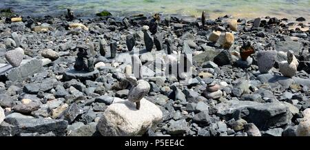 Les grosses pierres et cailloux en équilibre sur une plage de galets, St Ives, Cornwall, Angleterre, Royaume-Uni Banque D'Images
