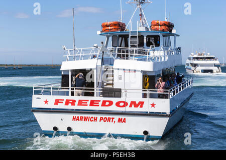 La liberté d'un traversier de passagers de croisière à Harwich Port quitte peu après un Hy-line Cruise Lines Ferry à Nantucket, Massachusetts. Banque D'Images