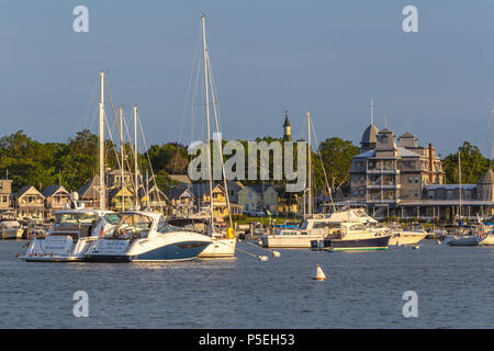 Les voiliers et autres embarcations de plaisance amarrés dans le port peu avant le coucher du soleil à Oak Bluffs, Massachusetts sur Martha's Vineyard. Banque D'Images