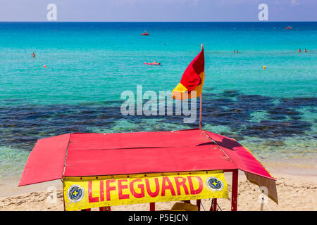 Lifeguard station sur la plage de la baie de Nissi, près de Ayia Napa, Chypre Banque D'Images