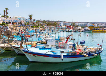 Bateau de pêche traditionnel chypriote dans le vieux port de plaisance à Ayia Napa, Chypre Banque D'Images