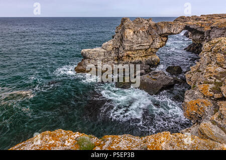 Paysage spectaculaire à l'arc en pierre près de falaises village Tyulenovo, Mer Noire, Bulgarie Banque D'Images