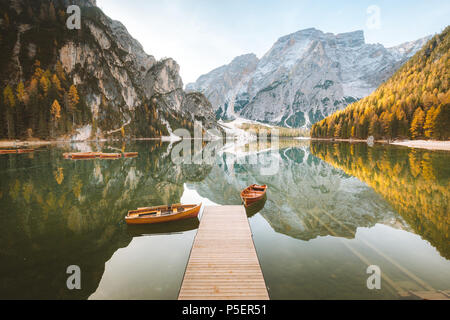 Belle vue sur les barques traditionnelles en bois sur Scenic Lago di Braies dans les Dolomites en lumière du matin au lever du soleil, le Tyrol du Sud, Italie Banque D'Images