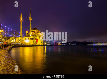 Istanbul. Image de mosquée Ortakôy avec pont du Bosphore à Istanbul dans la nuit. Banque D'Images