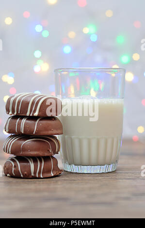 Une pile de biscuits au chocolat et un verre de lait Banque D'Images