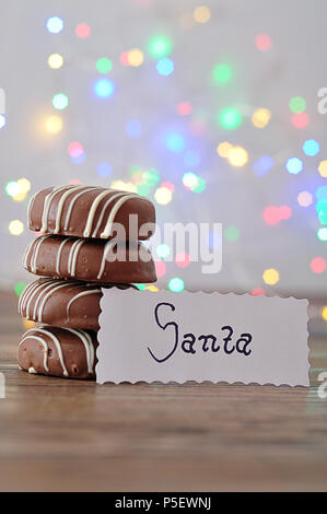 Une pile de biscuits au chocolat avec une note pour Santa Banque D'Images