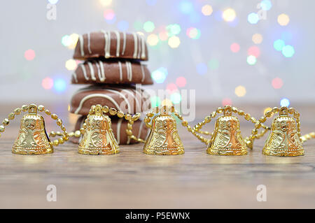 Une pile de biscuits au chocolat et une ligne de décorations de Noël Banque D'Images