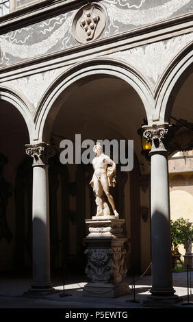 Statue d'Orphée par Baccio Bandinelli à cour intérieure du Palazzo Medici Riccardi, Florence, Toscane, Italie Banque D'Images