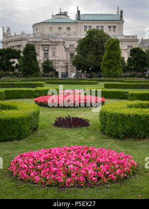 Parterre de fleurs avec divers, couvertures et pré vert au Volksgarten, Vienne (Autriche), Théâtre de cour à l'arrière-plan Banque D'Images