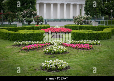 Parterre de fleurs avec divers, couvertures et pré vert au Volksgarten, Vienne (Autriche), temple en arrière-plan Banque D'Images