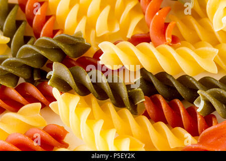 Les pâtes Fusilli spirales close up Banque D'Images