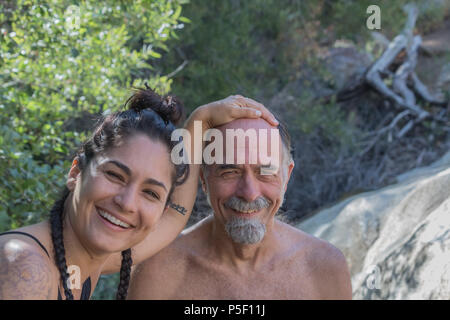 Rire, sourire, premier père mature avec fille hispanique à l'extérieur dans la nature de s'amuser ensemble en plein air Banque D'Images