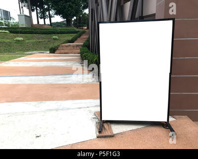 Blank billboard vertical sur journée entière pour la conception de maquettes de la rue. Conseil de rue des maquettes sur sentier pour la publicité. Banque D'Images