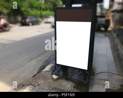 Blank billboard vertical sur journée entière pour la conception de maquettes de la rue. Conseil de rue des maquettes sur sentier pour la publicité. Banque D'Images