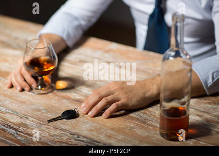 Close up of man avec de l'alcool et clé de voiture la nuit Banque D'Images