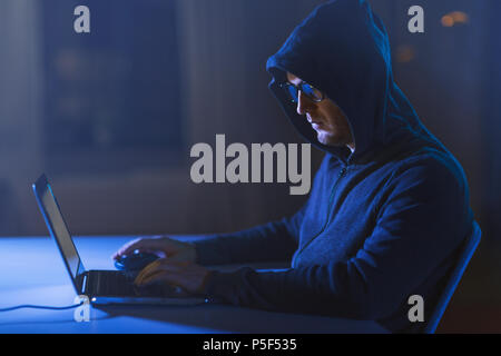Hacker en utilisant un ordinateur portable pour cyber-attaque Banque D'Images
