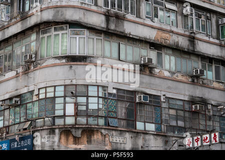 Un vieux bâtiment dans Sham Shui Po, Kowloon. Banque D'Images