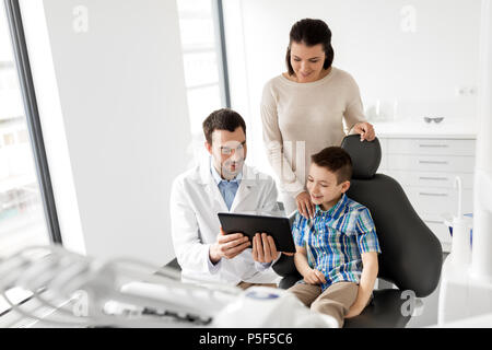 Dentist showing tablet pc pour enfant à la clinique dentaire Banque D'Images