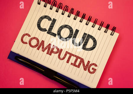 L'écriture de texte Word Cloud Computing. Concept d'affaires en ligne pour le stockage des données de l'information Média virtuel serveur deux mots du texte des notes écrites white notepa Banque D'Images