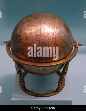 N/A. Anglais : Exposition dans le Linden-Museum - Stuttgart, Allemagne. 6 décembre 2015, 12:33:52. Daderot 285 globe céleste, l'Inde, période moghole, 18e siècle, en laiton argenté - Linden-Museum - Stuttgart, Allemagne - DSC03849 Banque D'Images