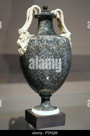 N/A. Anglais : Exposition dans le Wadsworth Atheneum, Hartford, Connecticut, USA. Ce travail est assez vieux pour qu'il soit dans le . 21 janvier 2016, 13:56:35. Daderot 387 vase couvert, Wedgwood et Bentley, l'Étrurie, 1770, agateware et basalte - Wadsworth Atheneum, Hartford, CT - DSC05502 Banque D'Images