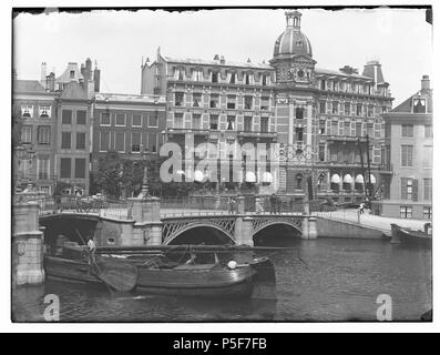 N/A. Nederlands : Beschrijving Binnenamstel Gezien naar Halvemaansbrug (n° 221) en NieuweDoelenstraat daarachter : achterzijde huizen 18-24 (v.l.n.r.) FR Kloveniersburgwal. Documenttype foto Vervaardiger Olie'', Jacob (1834-1905) Collectie Collectie Jacob Olie Jbz. Datering 1891 Geografische naam Binnen Inventarissen http://stadsarchief.amsterdam.nl/archief/10019 Afbeeldingsbestand Amstel 010019000183 générée avec Dememorixer . 1891. Jacob Olie (1834-1905) Noms alternatifs Jacob Olie Jbz. Jacob Olie. Jbzn Description photographe Date de naissance/décès 19 Octobre 1834 25 A Banque D'Images