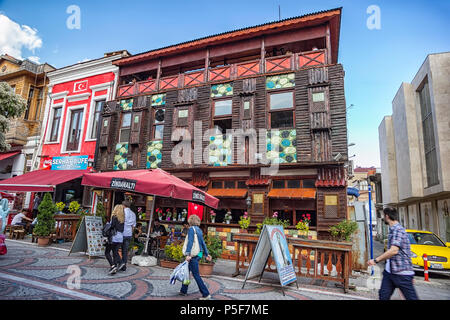 EDIRNE, TURQUIE - 01 MAI 2015 : intéressant maison de deux étages avec cafe à Edirne, Turquie Banque D'Images