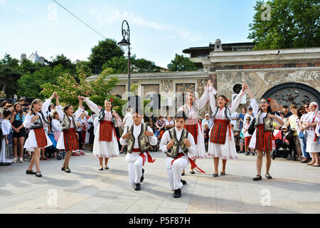 'Bonjour ''IEI - Journée internationale de la blouse roumaine ,célébration traditionnelle sur les rives de la mer Noire à Constanta, Roumanie. Banque D'Images