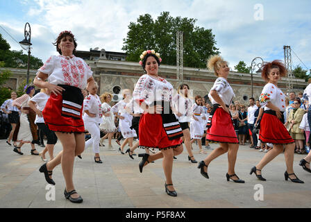 'Bonjour ''IEI - Journée internationale de la blouse roumaine ,célébration traditionnelle sur les rives de la mer Noire à Constanta, Roumanie. Banque D'Images