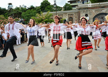 'Bonjour ''IEI - Journée internationale de la blouse roumaine ,célébration traditionnelle sur les rives de la mer Noire à Constanta, Roumanie. Banque D'Images