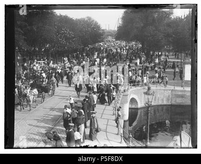 N/A. Nederlands : Beschrijving Bezoek van Koningin Wilhelmina en Prins Hendrik De rijtoer passeert het Weesperplein. Weesperstraat Gezien van Weesperpoortstation naar rencontré op de voorgrond brug nr. Plus de 257 de Nieuwe Achtergracht. Documenttype foto Vervaardiger Olie'', Jacob (1834-1905) Collectie Collectie Jacob Olie Jbz. Datering 27 mei 1903 t/m 29 mei 1903 http://stadsarchief.amsterdam.nl/archief/10019 Geografische naam Weesperplein Inventarissen Afbeeldingsbestand Dememorixer 010019001553 générée avec . 27 mei 1903 t/m 29 mei 1903. Jacob Olie (1834-1905) Noms alternatifs Jacob Banque D'Images