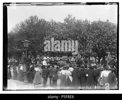 N/A. Nederlands : Beschrijving Bezoek van Koningin Wilhelmina en Prins Hendrik De rijtoer passeert het Weesperplein. Documenttype foto Vervaardiger Olie'', Jacob (1834-1905) Collectie Collectie Jacob Olie Jbz. Datering 27 mei 1903 t/m 29 mei 1903 http://stadsarchief.amsterdam.nl/archief/10019 Geografische naam Weesperplein Inventarissen Afbeeldingsbestand Dememorixer 010019001547 générée avec . 27 mei 1903 t/m 29 mei 1903. Jacob Olie (1834-1905) Noms alternatifs Jacob Olie Jbz. Jacob Olie. Jbzn Description photographe Date de naissance/décès 19 Octobre 1834 25 avril 1905 Banque D'Images