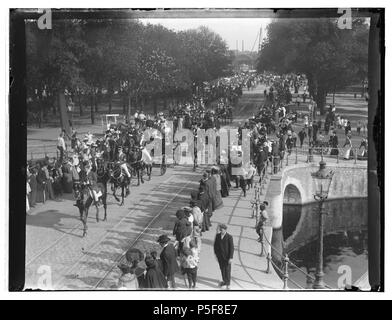 N/A. Nederlands : Beschrijving Bezoek van Koningin Wilhelmina en Prins Hendrik De rijtoer passeert het Weesperplein. Weesperstraat Gezien van Weesperpoortstation naar rencontré op de voorgrond brug nr. Plus de 257 de Nieuwe Achtergracht. Documenttype foto Vervaardiger Olie'', Jacob (1834-1905) Collectie Collectie Jacob Olie Jbz. Datering 27 mei 1903 t/m 29 mei 1903 http://stadsarchief.amsterdam.nl/archief/10019 Geografische naam Weesperplein Inventarissen Afbeeldingsbestand Dememorixer 010019001552 générée avec . 27 mei 1903 t/m 29 mei 1903. Jacob Olie (1834-1905) Noms alternatifs Jacob Banque D'Images