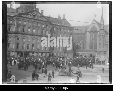 N/A. Nederlands : Beschrijving Dam'', noordwestzijde Tijdens het bezoek van Koningin Wilhelmina'', gezien naar Koninklijk Paleis en Nieuwe Kerk. 156 est Naatje van de Dam (afgebroken en 1914). Documenttype foto Vervaardiger Olie'', Jacob (1834-1905) Collectie Collectie Jacob Olie Jbz. Datering 26 septembre 1904 http://stadsarchief.amsterdam.nl/archief/10019 Geografische naam Dam Inventarissen Afbeeldingsbestand Dememorixer 010019001635 générée avec . Vendredi 26 septembre 1904. Jacob Olie (1834-1905) Noms alternatifs Jacob Olie Jbz. Jacob Olie. Jbzn Description photographe Da Banque D'Images