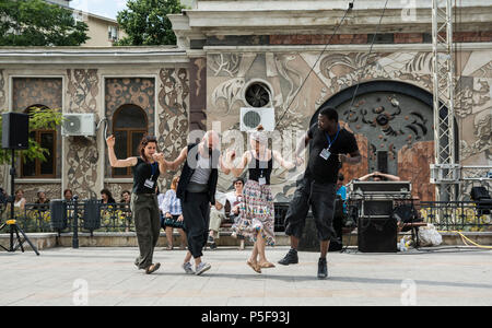 'Bonjour ''IEI - Journée internationale de la blouse roumaine ,célébration traditionnelle sur les rives de la mer Noire à Constanta, Roumanie. Banque D'Images