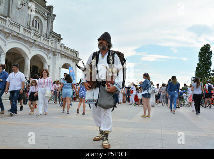 'Bonjour ''IEI - Journée internationale de la blouse roumaine ,célébration traditionnelle sur les rives de la mer Noire à Constanta, Roumanie. Banque D'Images