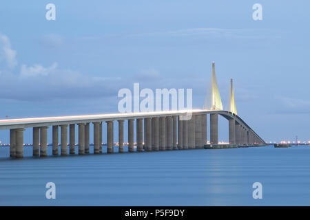 Die beleuchtete Sunshine Skyway Bridge mit Langzeitaufnahme in St. Petersburg, Floride, Etats-Unis. Banque D'Images