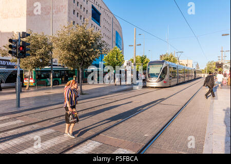 Train léger sur rail à la gare routière centrale de Jérusalem, Israël Banque D'Images