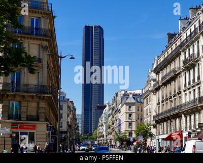 À la rue de Rennes en direction de la Tour Montparnasse, Paris, France Banque D'Images