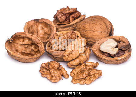 Groupe des cerneaux de noix décortiquées isolé sur fond blanc. Banque D'Images
