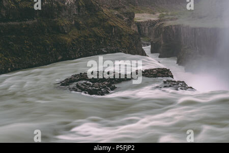 Cascade gulfoss en Islande avec de l'eau douce exposition longue durée rocky Banque D'Images