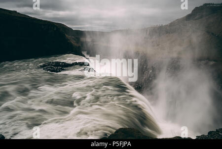 Cascade gulfoss en Islande avec de l'eau douce exposition longue durée rocky Banque D'Images