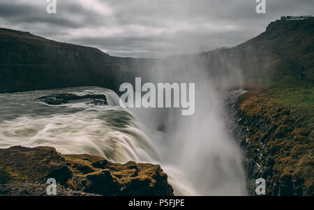 Cascade gulfoss en Islande avec de l'eau douce exposition longue durée rocky Banque D'Images