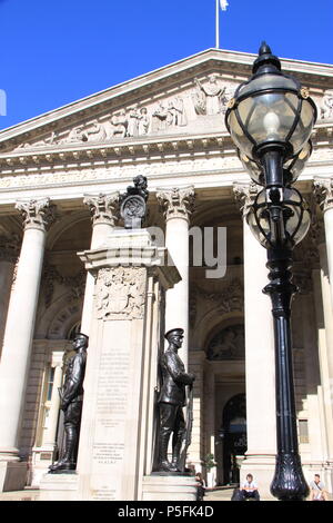 Les troupes de Londres Monument aux morts en face de la Royal Exchange (un centre commercial de luxe au-dessus de la station de banque), Londres, Angleterre, Royaume-Uni, PETER GRANT Banque D'Images