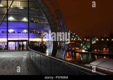 Sage Gateshead et Tyne Bridge notamment Newcastle Quayside de nuit Banque D'Images