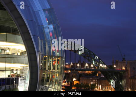 Sage Gateshead et Tyne Bridge notamment Newcastle Quayside de nuit Banque D'Images