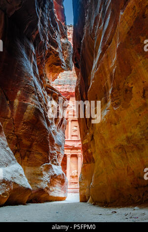 Shot HDR du Siq, le canyon se terminant par le Conseil du Trésor dans la cité perdue de Petra, Jordanie Banque D'Images