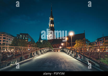 La vue classique du célèbre pont avec église Katharinen allumé dans le magnifique coucher de soleil au crépuscule après twilight, Hambourg, Allemagne Banque D'Images