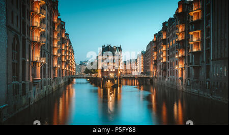 La vue classique du célèbre quartier des entrepôts de Speicherstadt, Site du patrimoine mondial de l'UNESCO depuis 2015, allumé dans le magnifique coucher du soleil post twilight à l'examen DHS Banque D'Images